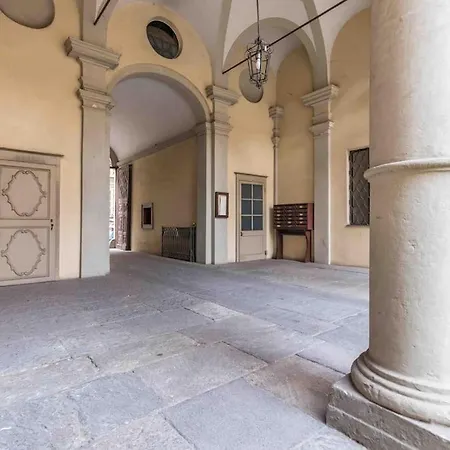 Hollywood Housein The Heart Of *