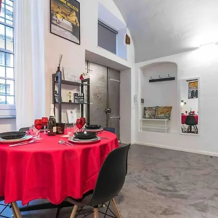 Hollywood Housein The Heart Of *