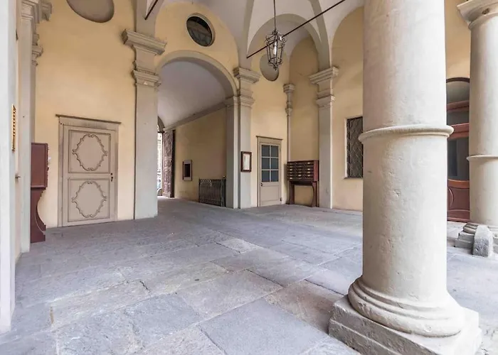 Hollywood Housein The Heart Of *