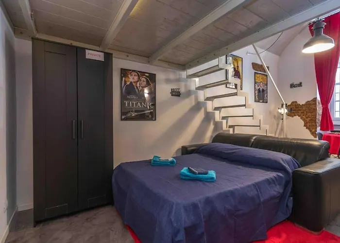 Hollywood Housein The Heart Of