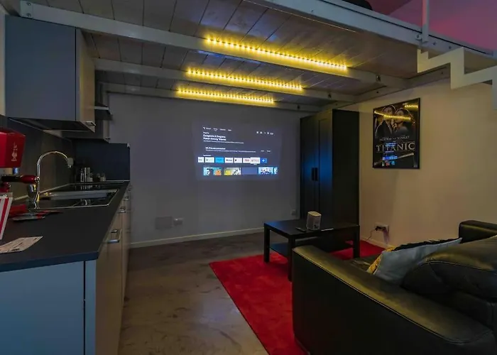 Hollywood Housein The Heart Of * Turin