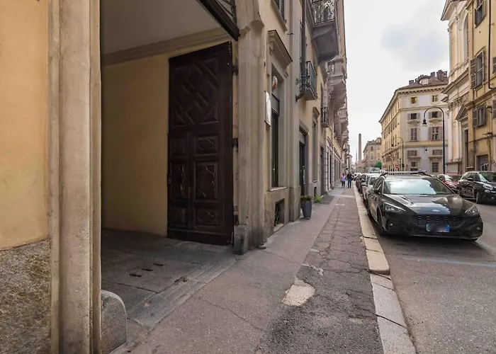 Hollywood Housein The Heart Of Apartment