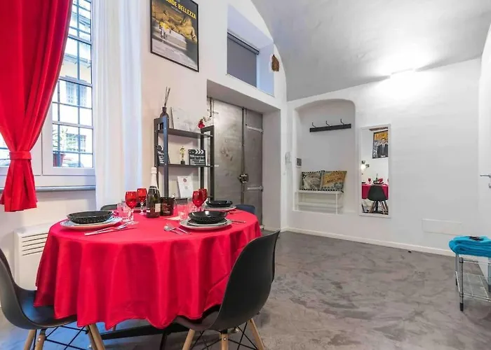 Hollywood Housein The Heart Of *